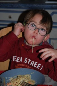 Aymé mange les spaghettis.