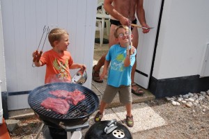 Les gars se forgent une expérience en barbecue