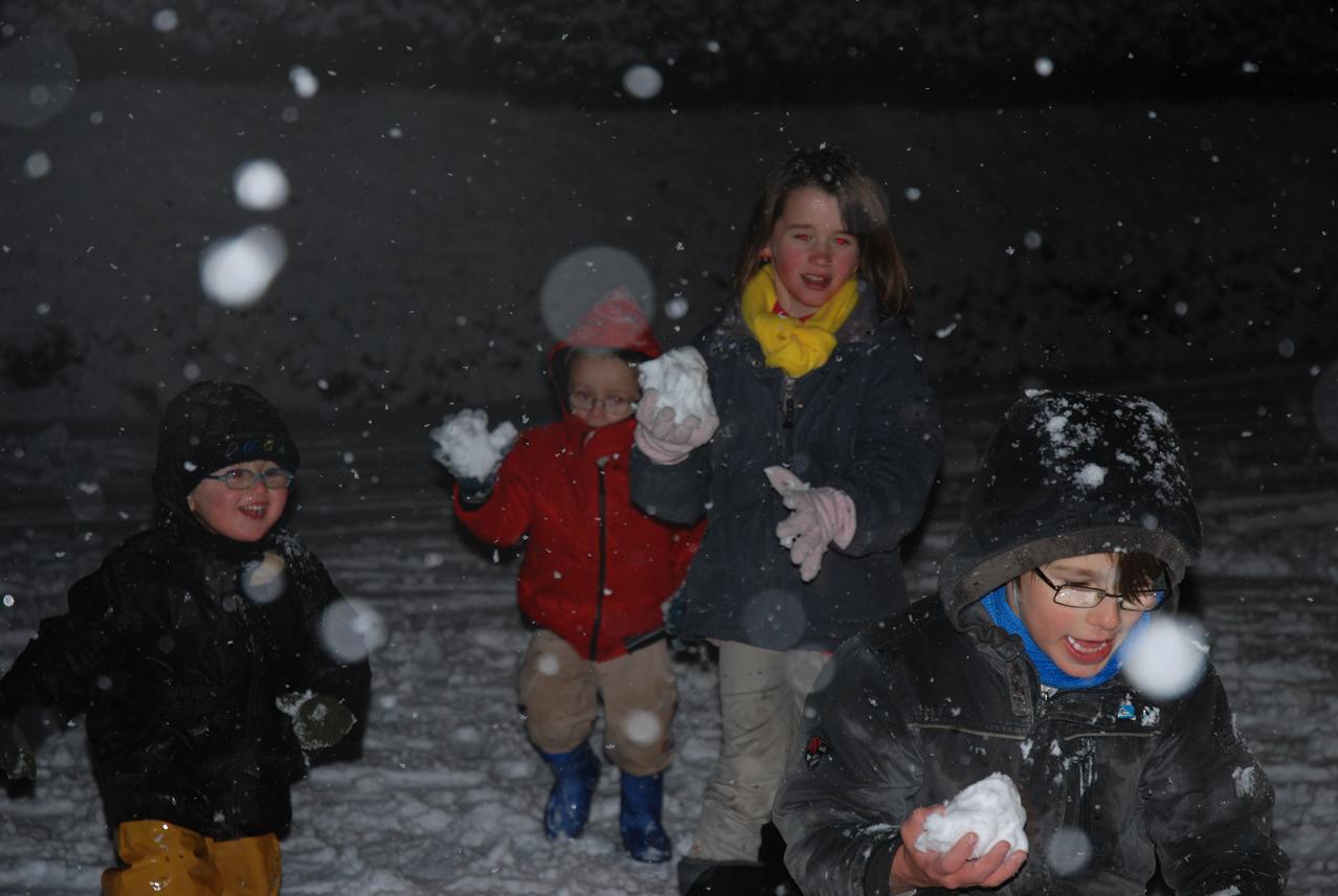 Bataille de boules de neiges avec les voisins.