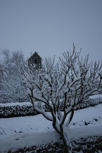 L'Eglise de Montrenault à l'heure de la messe dominicale.