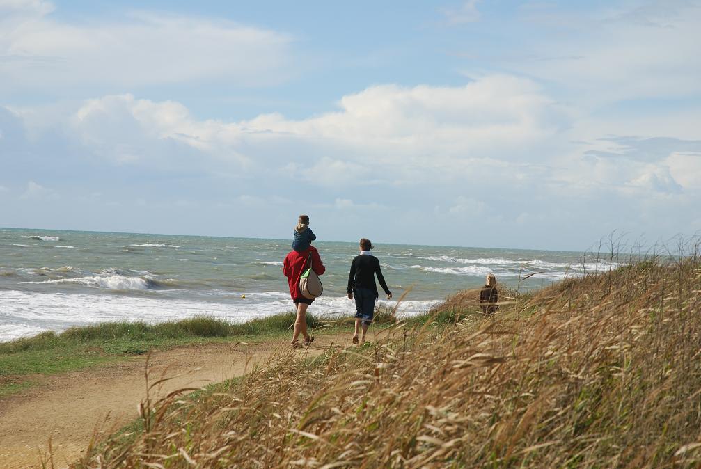 Balade en bord de mer un jour de vent.